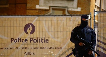 Policial posicionado em rua de Bruxelas após o ataque
