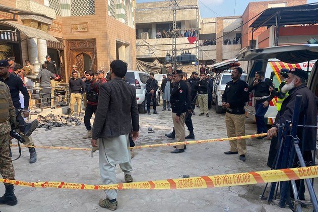 A explosão aconteceu durante a oração da tarde dentro da mesquita que fica no quartel-general da polícia, que também abriga as sedes de diversas agências de inteligência. A cidade de Peshawar fica perto da fronteira com o Afeganistão