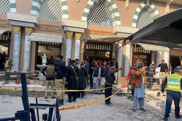 Em março de 2022, um ataque suicida contra uma mesquita da minoria xiita em Peshawar reivindicado pelo EI-K, braço local do grupo extremista Estado Islâmico, deixou 64 mortos. O atentado foi o mais grave registrado no Paquistão desde 2018