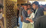 'Até o momento 25 pessoas morreram e mais de 120 ficaram feridas. Estou aqui, no local dos fatos, onde acontecem as tarefas de resgate', afirmou, mais cedo, o vice-comissário da cidade de Peshawar, Shafiullah Khan. 'Mais corpos estão sendo retirados. No momento, nossa prioridade é salvar as pessoas soterradas sob os escombros'. 