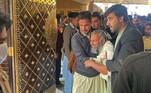'Até o momento 25 pessoas morreram e mais de 120 ficaram feridas. Estou aqui, no local dos fatos, onde acontecem as tarefas de resgate', afirmou, mais cedo, o vice-comissário da cidade de Peshawar, Shafiullah Khan. 'Mais corpos estão sendo retirados. No momento, nossa prioridade é salvar as pessoas soterradas sob os escombros'. 