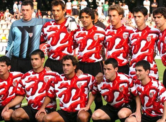 Athletic Bilbao - Espanha -  O que dizer desta camisa do clube espanhol nos anos 2004/2005?  Catchup? Artérias do coração? Sangue? Socorro!