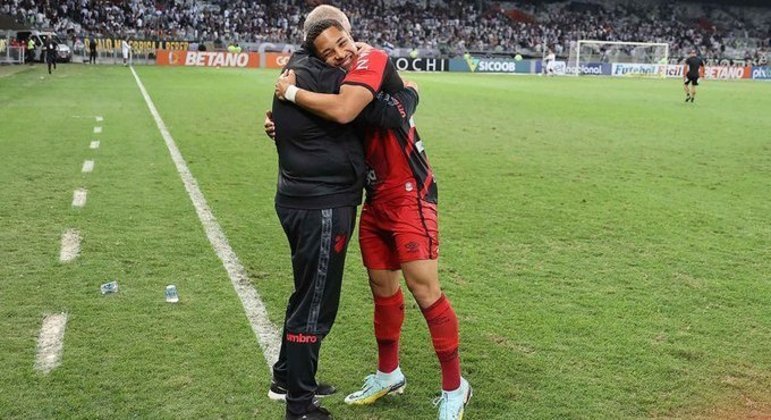 Felipão e Vitor Roque comemoram a vitória diante do Atlético, em pleno Mineirão