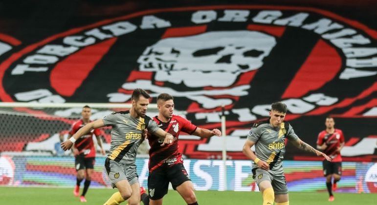 Athletico e Peñarol se enfrentaram na noite desta quinta-feira, na Arena da Baixada