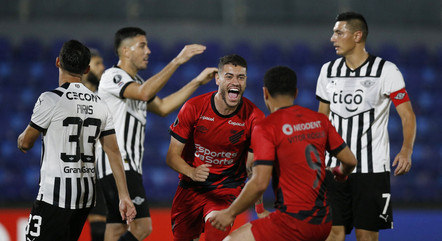 Rômulo celebra gol que empatou a partida para o Furacão
