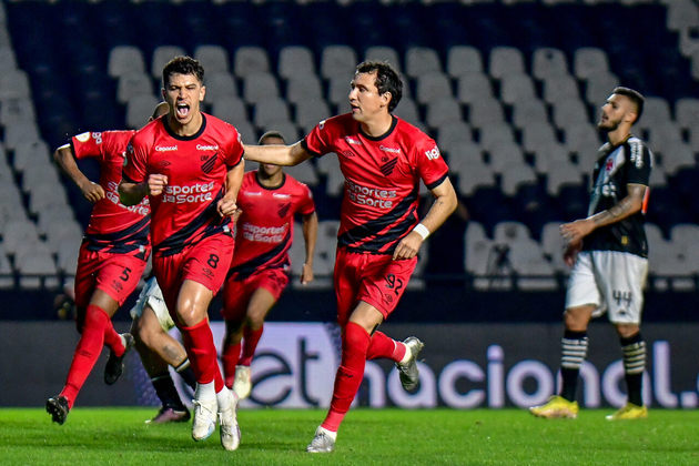 Athletico-PRQuem chegou: Lucas Esquivel (lateral-esquerdo), Zapelli (meia) e Cacá (zagueiro)Quem saiu: David Terans (meia/Pachuca — México) e Pedrinho (lateral/rescisão)