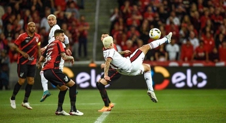 Lance de Athletico-PR e Flamengo, na quarta-feira, transmitido para todo o Brasil
