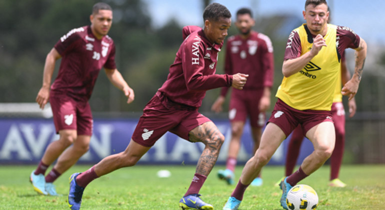 Jogadores do Athletico-PR realizam atividade focados no Palmeiras pelo Brasileirão em Curitiba