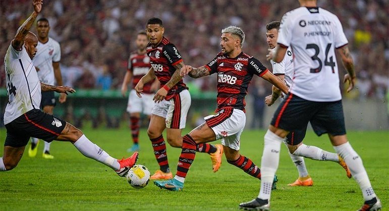 Athletico-PR: Sobe - O sistema defensivo encaixou e Bento fechou o gol no empate do Furacão. O goleiro salvou o time em diversas oportunidades | Desce - O jogo foi ataque contra defesa. O Athletico foi completamente encurralado pelo Flamengo e abdicou de atacar.