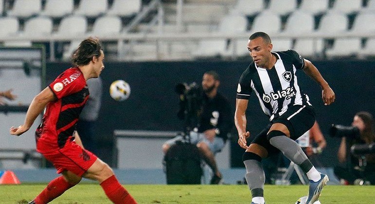 Athletico-PR - SOBE: Titular pela primeira vez no retorno, Fernandinho mostrou enorme qualidade técnica no meio-campo rubro-negro. | DESCE: Hugo Moura estava fora de posição no primeiro do Botafogo e errou passe na entrada da área, no lance que Jeffinho ampliou o placar.