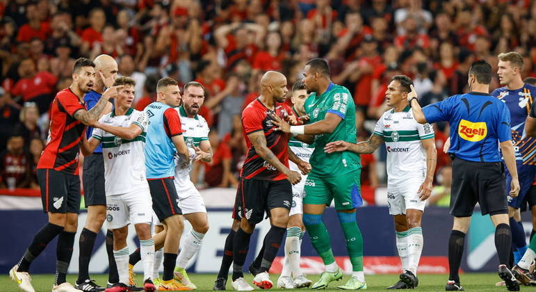 Coritiba vence Athletico-PR em clássico e encerra seca de 8 jogos