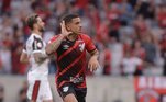 Terans, do Athletico-PR, comemora o gol marcado no primeiro tempo contra o Flamengo