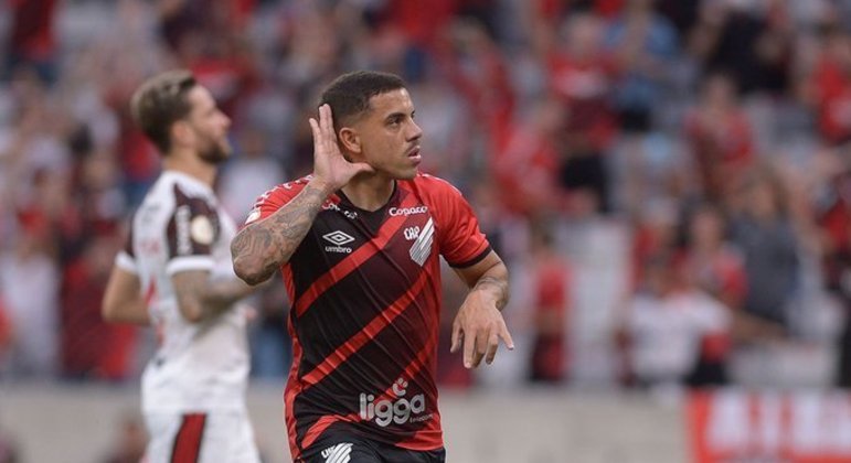 Terans, do Athletico-PR, comemora o gol marcado ainda no primeiro tempo contra o Flamengo