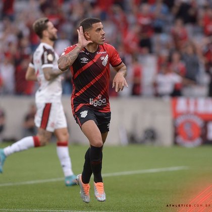 Terans, do Athletico-PR, comemora o gol marcado no primeiro tempo contra o Flamengo