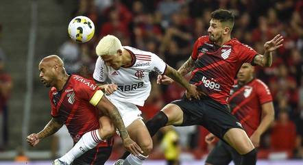 Flamengo e Athletico-PR se enfrentam pelo Brasileirão