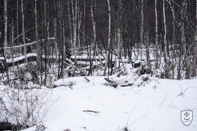 A Guarda Nacional da Ucrânia divulgou na última terça-feira (17) fotos de atiradores de elite camuflados sob a neve em uma floresta do país. A instituição ainda desafiou os internautas no Twitter e pediu a eles que descobrissem onde estão os snipers. Você encontrou o militar nesta foto? Role a tela para descobrir onde o ucraniano está