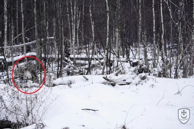 Aqueles que têm um olhar mais desatento jamais encontrariam o atirador de elite, no canto inferior esquerdo da imagem. Popularmente conhecidos como snipers, esses militares acertam o alvo de uma distância de até 3,5 km