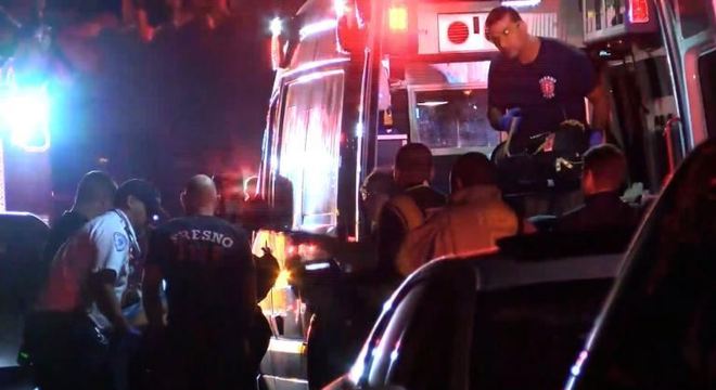 Vítimas são socorridas após suspeito disparar em uma festa na Califórnia
