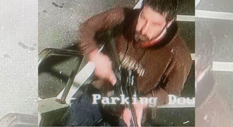 Câmera de segurança registrou o atirador com a arma em punho no meio da rua