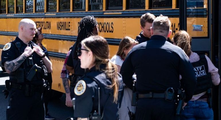 Polícia e estudantes de escola em Nashville que sofreu um ataque em março deste ano