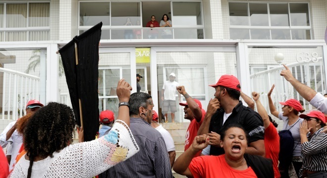 Participantes de movimento fazem protesto na frente de prédio no Guarujá 