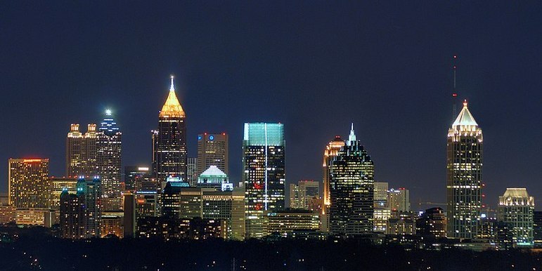 4. Atlanta, GeórgiaEm razão de o aeroporto de Atlanta ser um hub aéreo, ou seja, servir como centro de distribuição de voos, chegar até a cidade de avião é fácil e razoavelmente barato. Em Atlanta, algumas opções para fugir de excursões caras são fazer uma caminhada nos Apalaches e viajar ao Stone Mountain Park. Outras atrações gratuitas ou de baixo custo são o Fernbank Science Center, o Martin Luther King Jr. National Historic Site e o Atlanta Contemporary Art Center