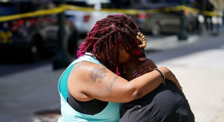 Duas mulheres se abraçam em frente ao hospital que sofreu um ataque em Atlanta