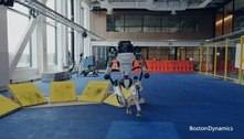 Vídeo mostra robô da Boston Dynamics dando mortal para trás