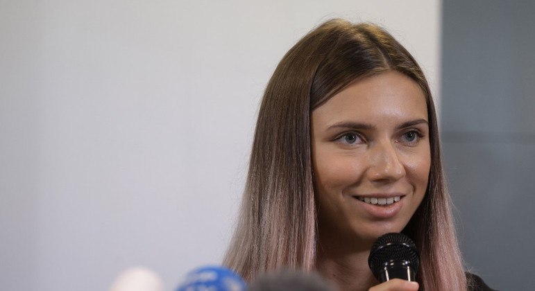velocista bielorrussa Krystsina Tsimanóuskaya fala com jornalistas após chegar à Polônia