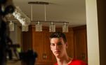 Olivier Rioux marcou o
recorde no Guinness Book, o livro dos recordes, como o adolescente mais alto do mundo. Pela idade, o
atleta pode crescer ainda mais. O jovem canadense já superou a altura de
diversos atletas da NBA, como o pivô do Washington Wizards, Kristaps
Porzingis com 2,21 m, e o campeão Shaquille O’Neal com 2,16 m