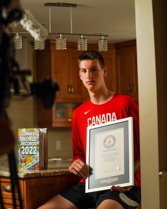 Olivier Rioux marcou orecorde no Guinness Book, o livro dos recordes, como o adolescente mais alto do mundo. Pela idade, oatleta pode crescer ainda mais. O jovem canadense já superou a altura dediversos atletas da NBA, como o pivô do Washington Wizards, KristapsPorzingis com 2,21 m, e o campeão Shaquille O’Neal com 2,16 m