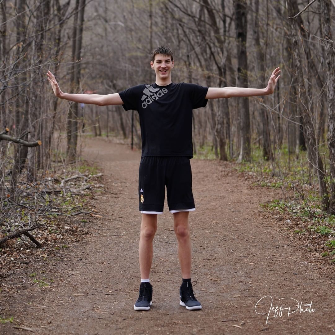 Jovem de 16 anos e 2,28 m de altura chama a atenção no basquete - Fotos -  R7 Mais Esportes