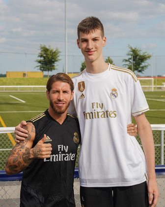 Em2019, a promessa do basquete foi à Espanha para treinar no Real Madrid. Duranteo período em que esteve no país, encontrou grandes nomes do futebol, comoSergio Ramos 