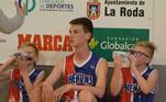 Quando tinha 12 anos, o canadense já praticava basquete e, ao participar de um torneio
sub-12 na Espanha, viralizou por ter 2,18 m — bem diferente de outros
adolescentes, que eram mais baixos. Em entrevista à imprensa norte-americana, o
jovem contou que começou a crescer ainda mais rápido quando tinha entre 10 e 11
anos de idade 
