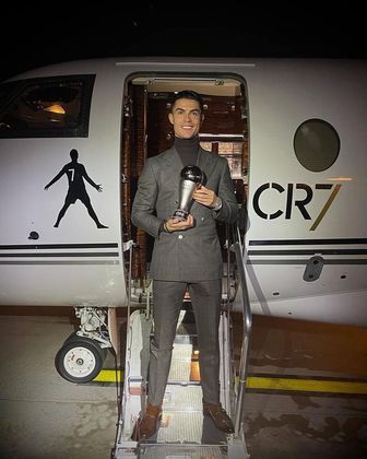 Ter um avião próprio não é para qualquer um. Cristiano Ronaldo é dono de um avião, modelo Gulfstream G650, avaliado em R$ 300 milhões de reais. A aeronave tem autonomia de voo de 12.960 km — o que permite que o atacante faça viagens intercontinentais sem reabastecer — e é personalizada com a tradicional comemoração do jogador, além da logo 