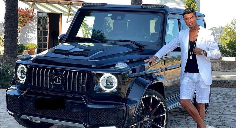 Por ter família grande, Cristiano Ronaldo não pode andar apenas em carros para dois lugares. No entanto, por não abrir mão da paixão pela velocidade, ele comprou um jipão da Mercedes-Benz. O modelo Classe G, preparado pela Brabus, custa mais de R$ 2,2 milhões e alcança de 0 a 100 km/h em 4,1 segundos, além de ter 9 marchas e atingir até 240 km/h