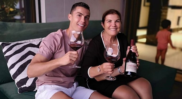 Degustar um vinho bom (e caro)? É com ele mesmo. Cristiano Ronaldo pode colocar no currículo que desfrutou um dos vinhos mais caros do mundo, o Richebourg Grand Cru, que custa cerca de R$ 85 mil, e o Pomerol Petrus 1982, de R$ 47 mil
