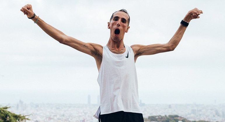 O espanhol Álex Roca conquistou um feito inédito na última semana. Pela primeira vez na história, um atleta com paralisia cerebral e 76% de incapacidade física finalizou uma maratona. A história foi feita na prova de mais de 42 km da Maratona de Barcelona e o momento foi compartilhado nas redes sociais