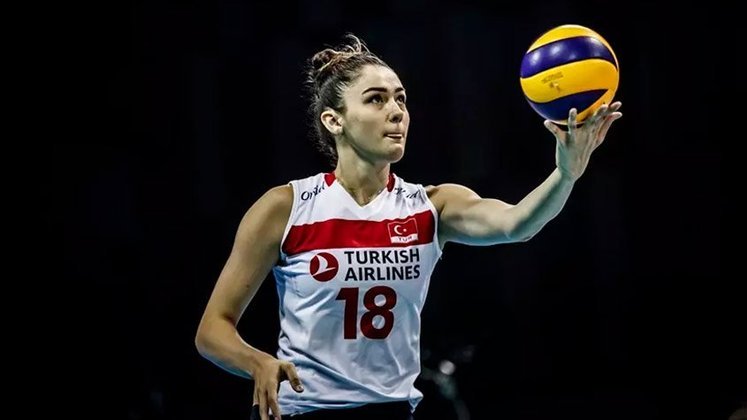 Atleta da seleção turca, Zehra Günes faz sucesso dentro e fora das quadras. Ela possui 2,1 milhões de seguidores no Instagram, ocupando agora o segundo posto, ultrapassada por Key Alves. Zehra atua na liga local, uma das mais fortes do mundo