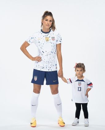 Após ser campeão do mundo em 2019 com a seleção do Estados Unidos, Alex Morgan anunciou que estava grávida. Apesar da pressão sofrida para se aposentar, uma das melhores jogadoras de futebol lutou para se manter no auge, teve a filha Charlie Elena Carrasco em 2020 e, em 2021, já estava de volta aos gramados