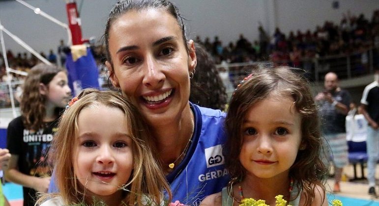 Sheilla Castro foi campeã olímpica de vôlei com a seleção brasileira nos Jogos Olímpicos de Pequim e Londres, em 2008 e 2012. Em 2018, ela precisou se ausentar das quadras para dar à luz as filhas Liz e Ninna. Em 2019 ela voltou para o voleibol pelo Minas Tênis Clube e, no mesmo ano, disputou o Campeonato Sul-Americano e a Copa do Mundo com o Brasil. Em 2022, ela anunciou a aposentadoria do esporte, e as meninas assistiram o último jogo da mãe na beira da quadra