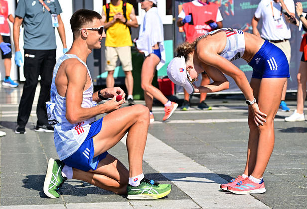 Depois de correr 35 km em três horas, 2 minutos e 47 segundos — o melhor tempo da temporada —, Burzalova encontrou Cerny, de joelhos, na linha de chegada. A atleta ficou surpresa e prontamente disse sim