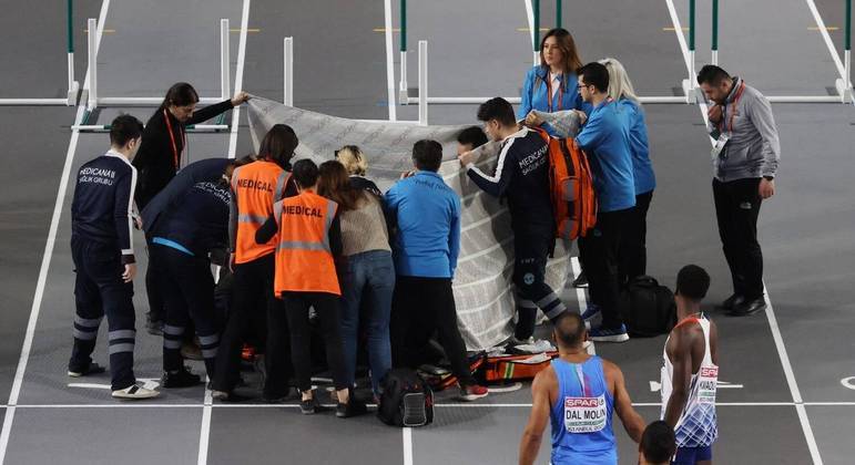 O atleta foi cercado pela equipe de atendimento, que o cobriu com um cobertor