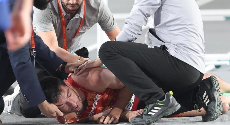 O atleta espanhol Enrique Llopis teve de ser retirado de maca do estádio após tropeçar e cair de cara na final do 60 m com barreira no Campeonato Europeu de Atletismo Indoor, disputado em Istambul, na Turquia