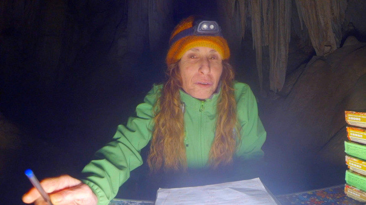 Dentro da caverna, a atleta não tinha acesso a luz natural e se manteve viva por mais de um ano com luz artificial. Isolada, ela dedicou o tempo para 