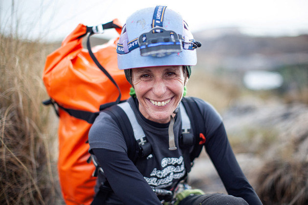 A alpinista Beatriz Flamini passou 500 dias isolada em uma caverna a 70 metros abaixo do solo, em Andaluzia, na Espanha. Após a experiência, nesta sexta-feira (14), a espanhola reencontrou a luz natural 