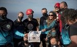 De óculos de sol, para se reacostumar à luz natural, e fora da caverna, ela foi fotografa com a capa de um jornal que mencionava os 500 dias da aventura espanhola