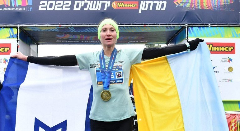 Atleta ucraniana Valentina Veretska após vencer a maratona de Jerusalém