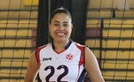 Camila Caroline, jogadora do Maccabi Hod Hasharon, tem relatado pelas redes sociais os momentos de tensão vividos em Israel. A brasileira aguarda deixar o país com a ajuda da embaixada brasileira. 'Pra quem está achando que é brincadeira, o bagulho é sério. As 12h daqui de Israel começou com os ataques. Quando soa a sirene temos um minuto e meio para procurarmos um local seguro chamado schelter (subsolo) para nos abrigar. O desespero é real, tudo treme. Ainda bem que não sou cardíaca', escreveu Camila em uma publicação