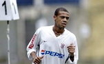 O ex-atacante Gil, que atuou por Corinthians, Cruzeiro, Flamengo e Internacional, foi preso em 2018 pelo não pagamento de R$ 25 mil em pensão alimentícia